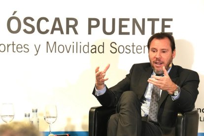 El ministro de Transportes, Óscar Puente, en las Conversaciones Políticas de El Mundo de Castilla y León.- J. M. LOSTAU