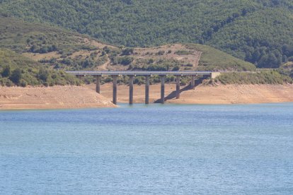Una imagen de archivo del embalse de Riaño en León. ICAL