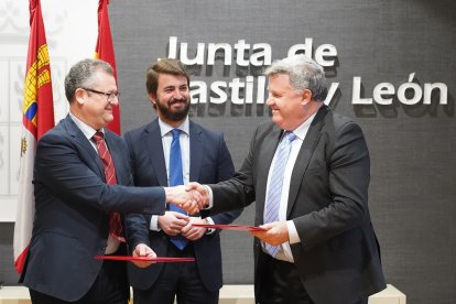 El vicepresidente de la Junta de Castilla y León, Juan García-Gallardo, asiste a la firma del convenio entre el presidente de la Denominación de Origen Ribera de Duero, Enrique Pascual, y el consejero de Agricultura, Gerardo Dueñas, para acompasar los distintos registros vitícolas. -ICAL