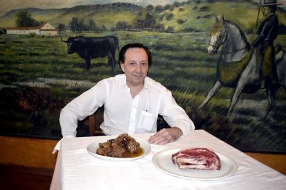 Teo en el comedor del restaurante decorado con motivos taurinos en Boadilla, en el cruce de Fuentes de San Esteban.