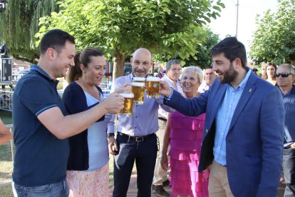 La Delegada del Gobierno, Virginia Barcones, el secretario provincial socialista Alfonso Cendón; la diputada Andrea Fernández y Alfonso Álvarez, alcalde de Carrizo. Ical