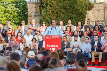 El secretario general del PSOE, Pedro Sánchez, junto al líder autonómico de los socialistas, Luis Tudanca, participa en el acto público de apoyo a Clara Martín para revalidar la Alcaldía de Segovia.- ICAL