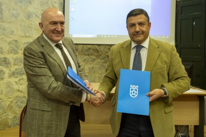 El consejero de la Presidencia, Jesús Julio Carnero, firma el convenio con la Diputación Provincial de Ávila para su adhesión al Plan de Expansión Rural del 012.- ICAL.