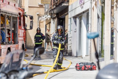 Fotos de un incendio en Segovia provocado por la explosión de una instalación eléctrica.- ICAL