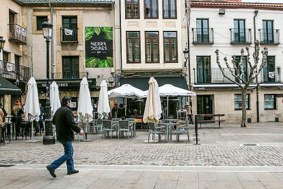 Varias personas en una plaza de la ciudad de Soria. ICAL