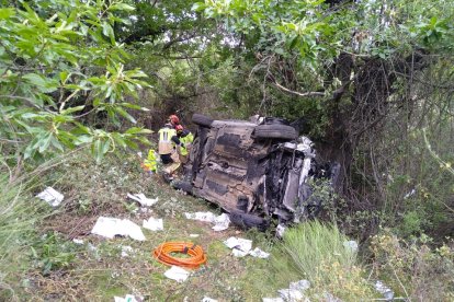 Un turismo cae por un terraplén en la N-120 a su paso por Paradela, León. -ICAL