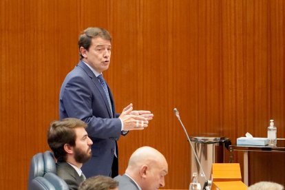 El presidente de la Junta de Castilla y León, Alfonso Fernández Mañueco, durante el pleno de las Cortes.- ICAL