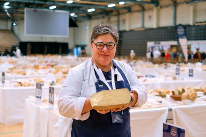 Ana B. González Pinos nació en Villoria de Órbigo (León). Su interés por el mundo del queso le viene de niña. En la actualidad es consultora y juez en concursos de prestigio. En la imagen, en el panel de cata durante los World Cheese Awards celebrados en Throntheim (Noruega) - LA POSADA