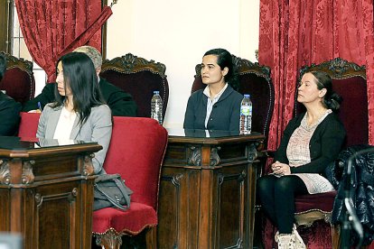 Raquel Gago, Triana Martínez y Montserrat González en la lectura del veredicto, el 20 de febrero de 2016. J. C. / POOL / ICAL