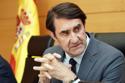 El consejero de Medio Ambiente, Vivienda y Ordenación del Territorio, Juan Carlos Suárez-Quiñones, comparece en las Cortes para exponer el programa de actuaciones de su departamento en la presente legislatura.- ICAL