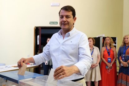 El presidente del Partido Popular de Castilla y León, Alfonso Fernández Mañueco, ejerce su derecho al voto en Salamanca.-ICAL