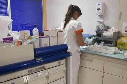 Una enfermera, durante su jornada laboral en un hospital de Castilla y León.- E.M.