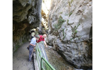 Unos turistas recorren la ruta del Cares. ICAL