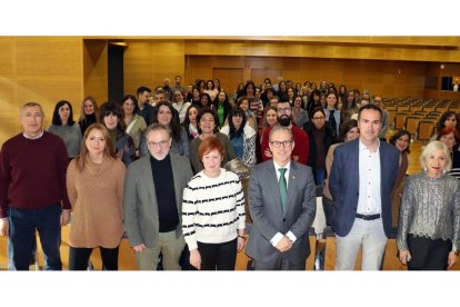 El consejero de Industria, Comercio y Empleo , Mariano Veganzones, se dirige a los 156 nuevos interinos para formación y orientación en las oficinas del Servicio Público de Empleo. ICAL