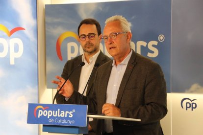 El secretario general del PP catalán, Santi Rodríguez, y el concejal y presidente del grupo municipal del PP en la provincia de Barcelona, Oscar Ramírez, en una rueda de prensa. -E. PRESS