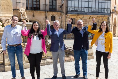 De izda a dcha, Fernando Arévalo, Rosalía Peña, Ángel Ceña, Carlos Vallejo y Silvia Largo tras la presentación.- ICAL