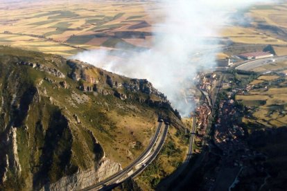 Incendio forestal en Pancorbo (Burgos), que obliga al cote de la A-1.- ICAL