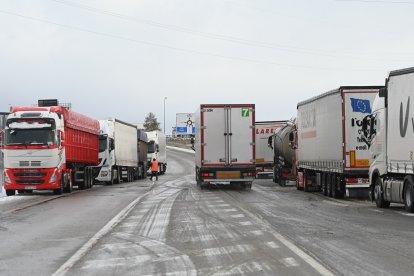 Camiones parados a la salida de Burgos hacia la N1.- ICAL