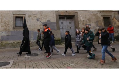 Salida del nazareno Lambrión Chupacandiles en Ponferrada. -ICAL