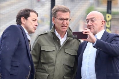 Alfonso Fernández Mañueco, Alberto Núñez Feijóo y Jesús Julio Carnero, en una imagen de archivo en Valladolid.-ICAL