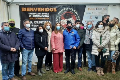 La delegada del Gobierno en Castilla y León, Virginia Barcones, acompañada de la subdelegada del Gobierno en Segovia, Lirio Martín, y el presidente de ''La leyenda continúa'', Mariano Parellada, visita la concentración motera internacional que se celebra en Cantalejo (Segovia).- ICAL