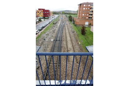 Vías de tren que dividen la localidad leonesa de San Andrés del Rabanedo. San Andrés del Rabanedo (León).- ICAL