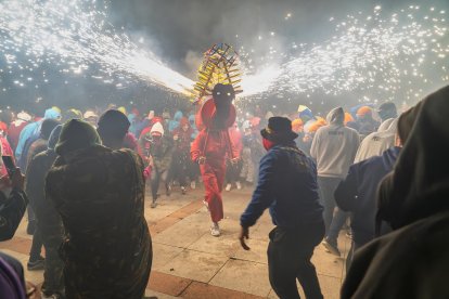 Toro de fuego en las fiestas de Las Victorias de Puebla de Sanabria (Zamora). -ICAL