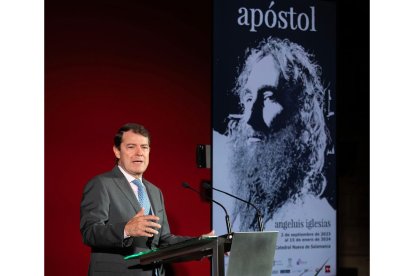 El presidente de la Junta de Castilla y León, Alfonso Fernández Mañueco, inaugura la exposición de retratos 'Apóstol', de Ángel Luis Iglesias.- ICAL