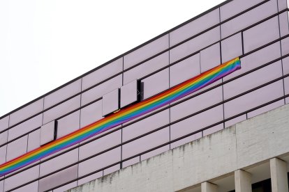 Bandera LGTBI colgada de las banderas de los despachos de los socialistas en las Cortes.- ICAL