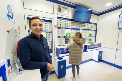 Alfonso Cermeño, propietario de la administración de lotería de la calle Santiago. PHOTOGENIC