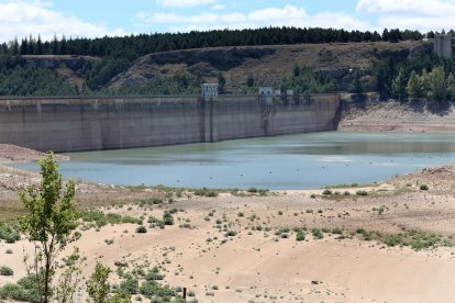 Embalse de Aguilar de Campoo en la zona de la presa.- ICAL