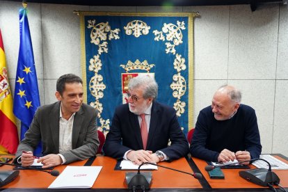 El presidente de CEOE Castilla y León, Santiago Aparicio, el secretario general de CCOO Castilla y León, Vicente Andrés, y el secretario general de UGT Castilla y León, Faustino Temprano, en una imagen de archivo.- ICAL