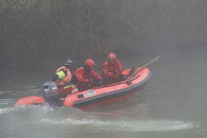 La Policía Nacional trabaja para rescatar un vehículo hundido con un varón en las aguas del río Carrión a su paso por Palencia. ICAL