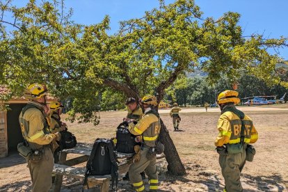 Bomberos forestales preparándose para una actuación, imagen de archivo.- TWITTER INCENDIOS FORESTALES CYL