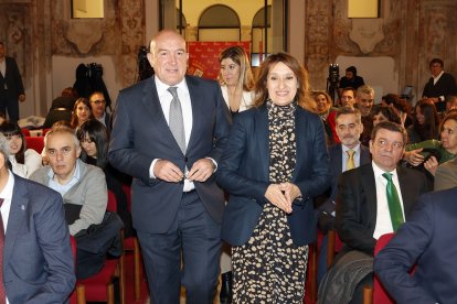 El consejero de la Presidencia, Jesús Julio Carnero, y la consejera de Educación, Rocío Lucas, en la entrega de los premios Datos Abiertos.- ICAL