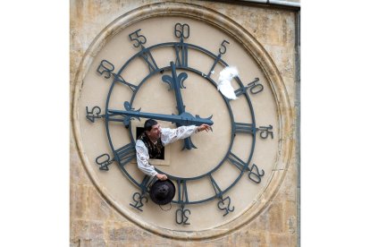 Un año más, la víspera de todos los Santos 'el mariquelo' sube a la torre de la catedral. -ICAL