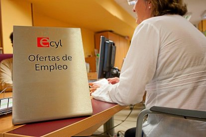 Una mujer en una oficina del Ecyl en Valladolid.- PHOTOGENIC