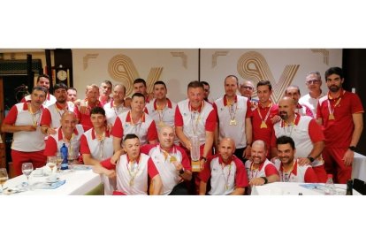 El equipo de Castilla y León al completo posando con sus medallas de oro. LDF