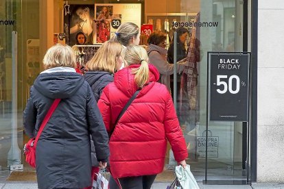 Imagen de archivo de personas entrando en un establecimiento en la jornada del Black Friday. - E.M.