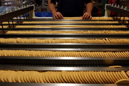 Línea de producción de la fábrica que galletas Gullón tiene en Aguilar de Campo. Palencia. -ICAL