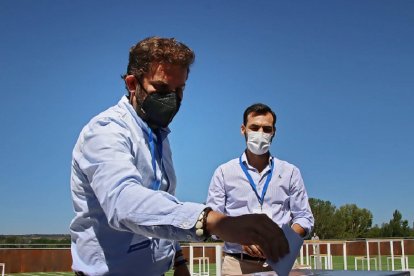 El recien nombrado presidente del PP de León, Santiago Vélez, junto al secretario general del PP leonés, David Fernández. - ICAL