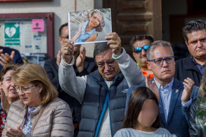 Imagen de archivo de una concentración convocada por el Ayuntamiento de Torrecaballeros en recuerdo y homenaje a Olivia, asesinada presuntamente por su madre en Gijón. E. M.
