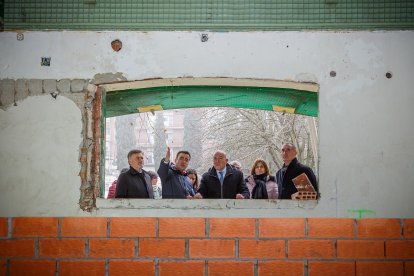 El vicepresidente de las Cortes, Francisco Vázquez; el alcalde de Cuéllar, Carlos Fraile; el consejero de la Presidencia, Jesús Julio Carnero; y el delgado territorial, José Mazarías, visitan varias obras de remodelación y adecuación de espacios públicos. - ICAL