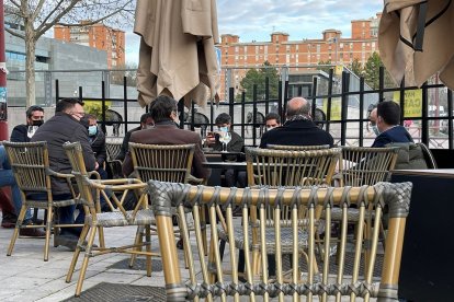 Varios altos cargos de la Junta de Castilla y León sentados en una terraza de Valladolid incumpliendo el máximo de 6 personas por mesa.- E.M.