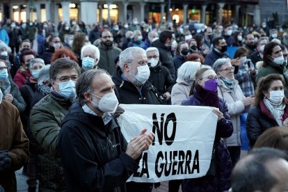 Multitud de personas se concentra en la Plaza Mayor de Valladolid contra la guerra en Ucrania. -ICAL