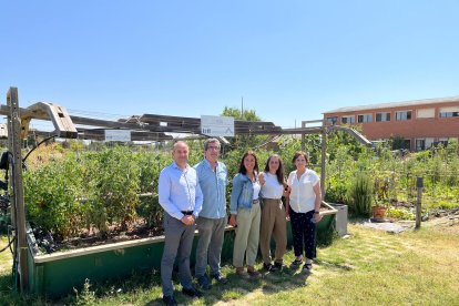 De izquierda a derecha: Jesús López, director AgroBank en Castilla y León; Félix Revilla, director INEA, Natalia Díez, responsable Acción Social en Castilla y León; Dunia Virto y María Antonia González (ambas de Fundación INEA)