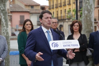 El presidente del PP de Castilla y León, Alfonso Fernández Mañueco, visita Toro junto al presidente provincial, José María Barrios, y el candidato del PP a la Alcaldía de Toro, Rafael González. / ICAL