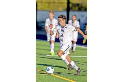 2019: Miguel Yuste dirige el balón durante un partido con la Universidad de Yale. - E.M.