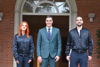 El presidente del Gobierno, Pedro Sánchez, ha recibido a los nuevos astronautas españoles de la Agencia Espacial Europea (ESA), Pablo Álvarez y Sara García. POOL MONCLOA