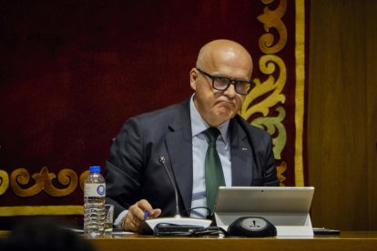 El presidente de la Diputación de Ourense y presidente del PP de Ourense, Manuel Baltar, durante un pleno extraordinario de la Diputación de Ourense, a 4 de mayo de 2023. -EP